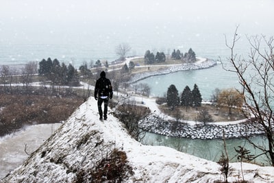 站在雪山上的人